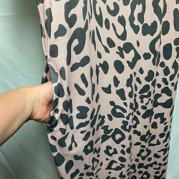 Taupe Oversized Maxi Dress With Grey Leopard Print With Pockets - Picture 5 of 6